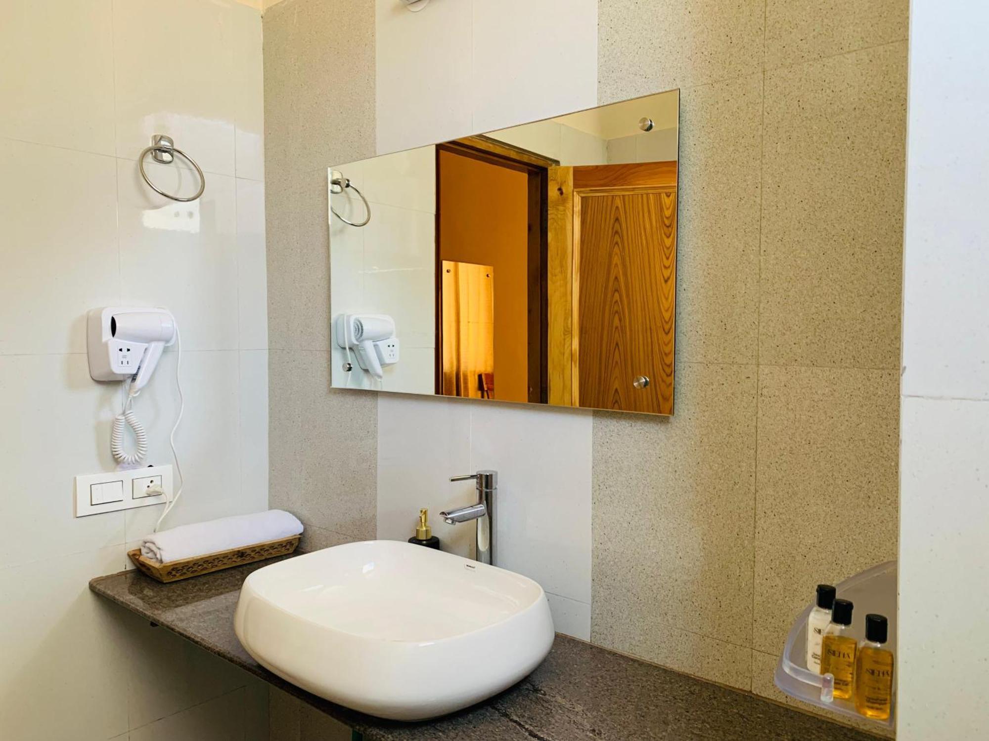 The Bulevar - Whispering Willows Hotell Sissu Exteriör bild