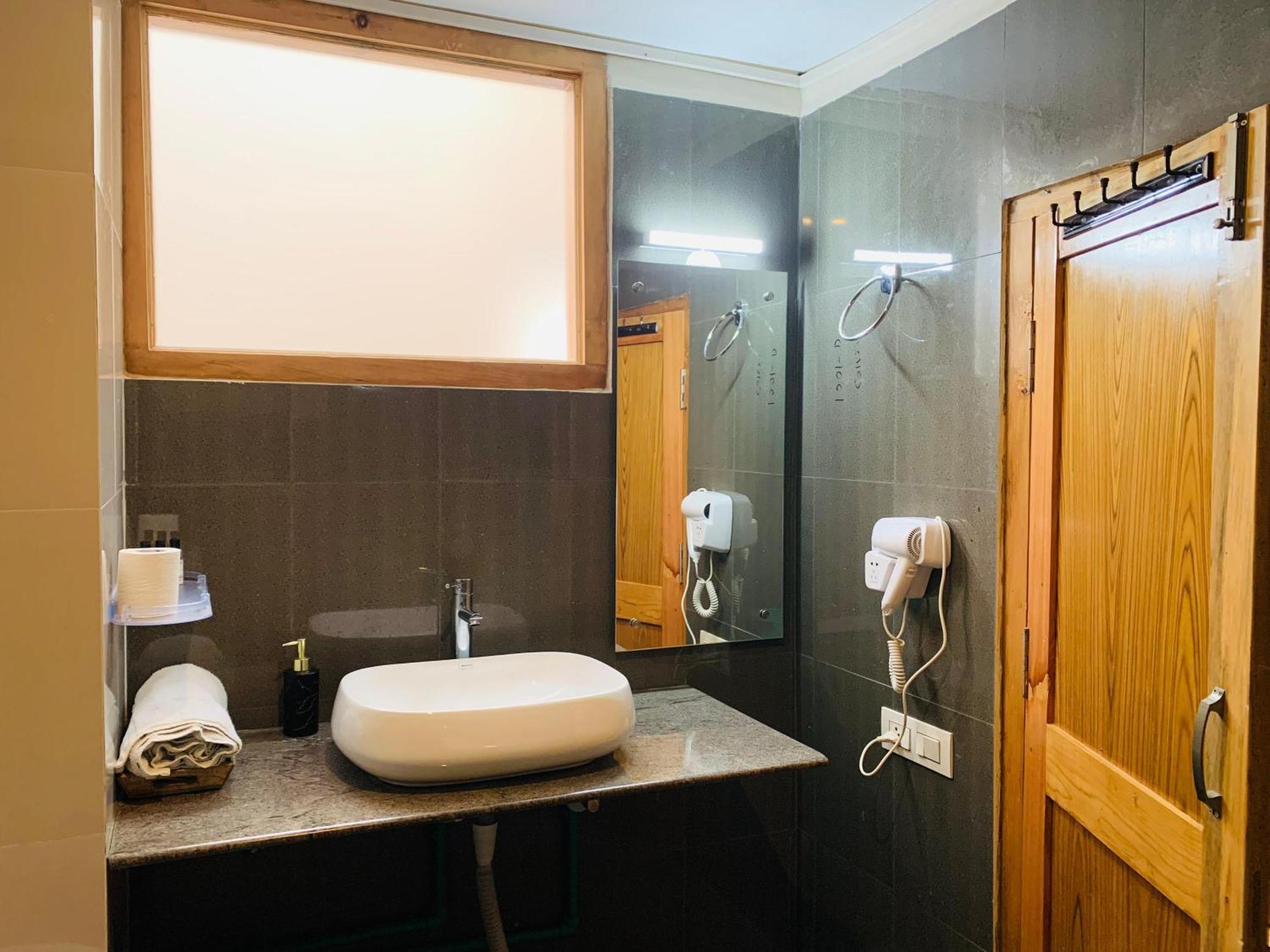 The Bulevar - Whispering Willows Hotell Sissu Exteriör bild